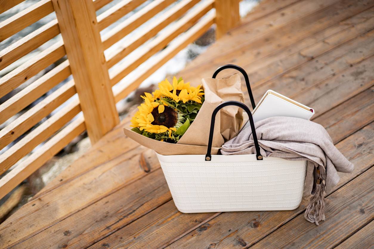 intérieur de gîte premium avec panier de produits locaux